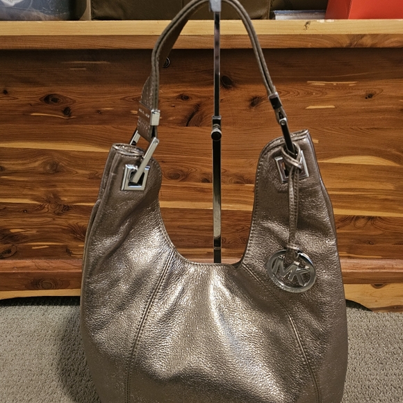 Michael Kors metallic shoulder bag - Picture 11 of 13